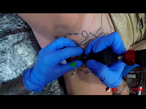 ❤️ Extrem tätowierte Hottie Sully Savage hat ein Tattoo auf ihrer Klitoris ☑ Fucking bei de.hentaiteca.ru ❌️❤